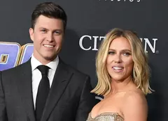 FOTO. Scarlett Johansson își arată pentru prima dată inelul de logodnă estimat la 450.000 de dolari