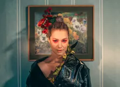 Feli lansează „Mă strigă mama”, o piesă despre povestea de dragoste ca-n filme dintre părinții ei