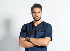 Daniel Arenas îi aduce un omagiu profesiei tatălui său cu rolul din „Dragoste de gardă”