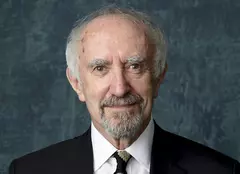 Actorul Jonathan Pryce îl va interpreta pe prințul Philip în ultimele 2 sezoane din „The Crown”