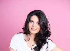 EXCLUSIV. Iulia Ionescu, prezentatoarea „iLikeIT”, nu s-a despărțit de gadget-uri nici în vacanță