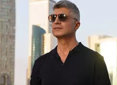 Özcan Deniz iubește din nou. Cine i-a furat inima actorului din „Mireasa din Istanbul”