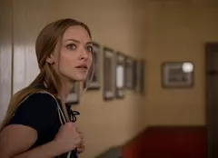 Pe Amanda Seyfried o putem vedea de azi pe Netflix, în provocatoarea dramă horror „Cele auzite și văzute”