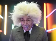 Un nou roast istoric la iUmor. O vedetă Antena 1 se transformă astăzi în Einstein