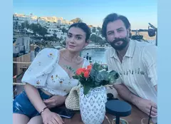 Cum îl tachinează Özge Yağız pe iubitul ei, Gökberk Demirci. Actorii din „Jurământul” se află în vacanță la Bodrum