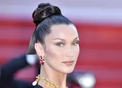 A purtat pe post de sutien o bijuterie. Bella Hadid, apariție spectaculoasă pe covorul roșu de la Cannes