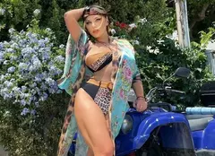 Loredana Groza pune internauții pe jar! Cum a fost surprinsă artista la plajă