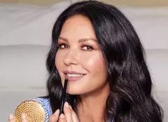 Catherine Zeta-Jones, apariție de senzație în bikini. „Soarele a ieșit”