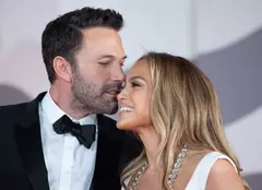 Jennifer Lopez s-a logodit din nou cu Ben Affleck. Culoarea inelului nu este întâmplătoare