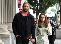Se lucrează la „Thor: Love and Thunder”. Natalie Portman și Chris Hemsworth, fotografiați împreună pe străzile din L.A.