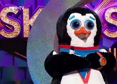 Pinguinul a fost demascat la „Masked Singer România”. Vedeta de sub mască are un tatuaj secret cu o busolă