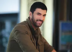 Engin Akyürek, actorul din „Fiica ambasadorului”, a fost desemnat „Cel mai frumos bărbat din lume”