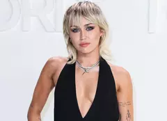 Miley Cyrus uimește într-o rochie transparentă, din plasă. Imaginea publicată în mediul online