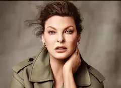 Primele imagini cu Linda Evangelista, după procedurile estetice eșuate. Cum arată acum supermodelul