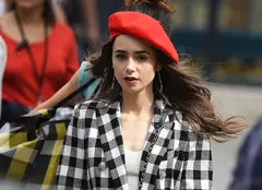 Cu ce problemă s-a confruntat Lily Collins în timpul filmărilor pentru „Emily in Paris”. Mergea săptămânal la medic
