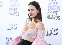 Lily James a strălucit pe covorul roșu. Actrița din „Pam & Tommy” a purtat o rochie transparentă, cu spatele gol