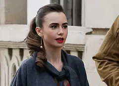 Lily Collins a întors toate privirile la PaleyFest 2022. Cine a însoțit-o pe actrița din „Emily in Paris”