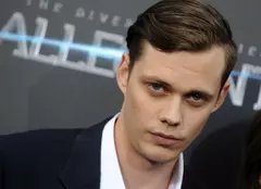 Prima imagine cu Bill Skarsgård din noul film „Boy Kills World”