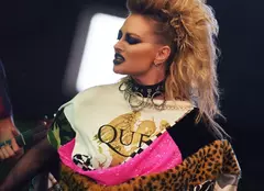Delia, un look punk cu accente rock în cel mai nou videoclip. Piesa este o reinterpretare a imnului unei echipe de fotbal