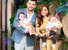 După logodnă, botezul! Albertina Ionescu și iubitul ei au nășit o pereche de gemeni