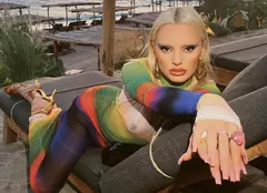 Alexandra Stan, în costumul Evei pe o insulă grecească. Artista a postat pe Instagram fotografii incendiare