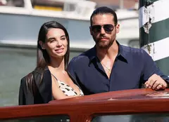 Can Yaman și Francesca Chillemi au strălucit pe covorul roșu de la Festivalul de Film de la Veneția. Ce ținute au purtat