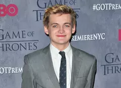 Jack Gleeson, Joffrey din „Game of Thrones”, s-a căsătorit! Ținutele de nuntă au surprins pe toată lumea