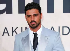 Michele Morrone, actorul din controversata serie de filme „365 de zile”, de la Netflix, văzut în ipostaze romantice cu o americancă celebră