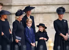 Omagiul adus de Charlotte reginei Elisabeta a II-a. Mica prințesă a purtat o bijuterie specială primită de la străbunica sa