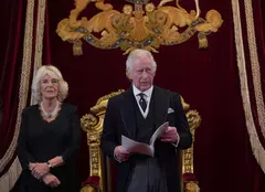 Regele Charles al III-lea, surprins în timp ce făcea un gest nervos. Ce s-a întâmplat în timpul semnării proclamației regale