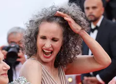 Andie MacDowell și-a etalat părul cărunt la Săptămâna Modei de la Paris. Ce i s-a întâmplat pe podium