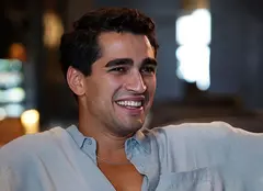 Cine este Mert Ramazan Demir, actorul care face furori la turci cu serialul „Yali Çapkini”. Îl putem vedea și la Netflix