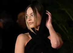 Margot Robbie, ravisantă într-o rochie îndrăzneață, cu o crăpătură adâncă. Actrița din „Babylon” a întors toate privirile în Sydney