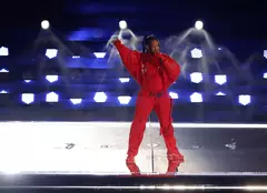 Rihanna, bebe nr.2! Artista și-a afișat burtica de gravidă în timpul show-ului de la SuperBowl