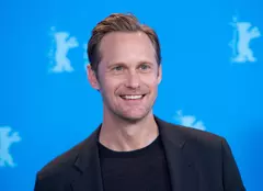 Alexander Skarsgard a confirmat că a devenit tată pentru prima dată. Ce cadou a primit pe covorul roșu