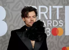 Cine este noua iubită a lui Harry Styles. Au fost surprinși în timp ce se sărutau pasional pe străzile din Tokyo
