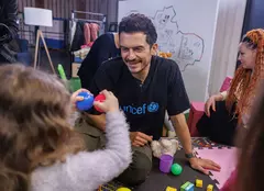 Orlando Bloom, în vizită la un centru de copii din Kiev. Actorul este ambasador al bunăvoinței pentru UNICEF