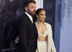 Jennifer Lopez și Ben Affleck, gesturi tandre pe covorul roșu. Au strălucit la premiera filmului The Mother