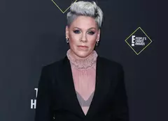 Pink a pozat nud la vârsta de 43 de ani. A fost surprinsă de soțul ei în timp ce făcea „duș în aer liber”