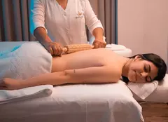 Masajul de relaxare induce eliberarea de melatonină pentru un somn odihnitor