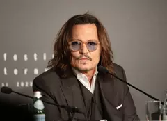 Johnny Depp, copleșit de emoții la concertul pe care l-a susținut la București. Ce surpriză i-au pregătit fanii români