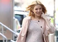 FOTO: Sienna Miller a pozat goală în ultima lună de sarcină 