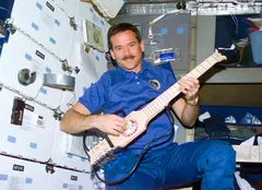 Un astronaut a făcut un cover după David Bowie. În spaţiu!
