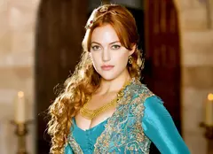 GALERIE FOTO. Meryem Uzerli se află la Festivalul de Film de la Berlin. Cum mai arată actriţa din „Suleyman Magnificul”?