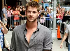 FOTO| Liam Hemsworth se iubeşte cu o telenovelistă sexy din Mexic