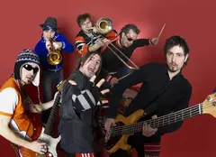 Zdob şi Zdub zboară 18 ore cu avionul pentru finala X Factor de duminică