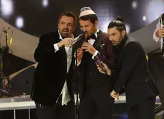 Andrei Aradits cântă alături de HB Orchestra, în finala “Te cunosc de undeva!”