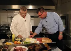 Mircea Dinescu găteşte vită românească pentru Mihai Răzvan Ungureanu