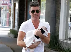 Simon Cowell își scrie autobiografia