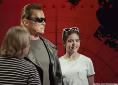 Arnold Schwarzenegger se ţine de farse